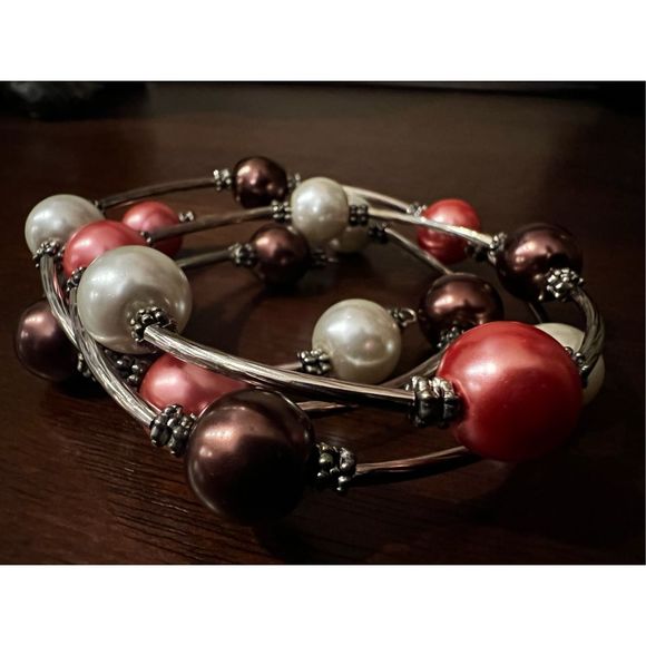 unknown Jewelry - 🌺 2/$15 or 3/$20 Silver tone bracelet white, rose, and burgundy faux pearls.